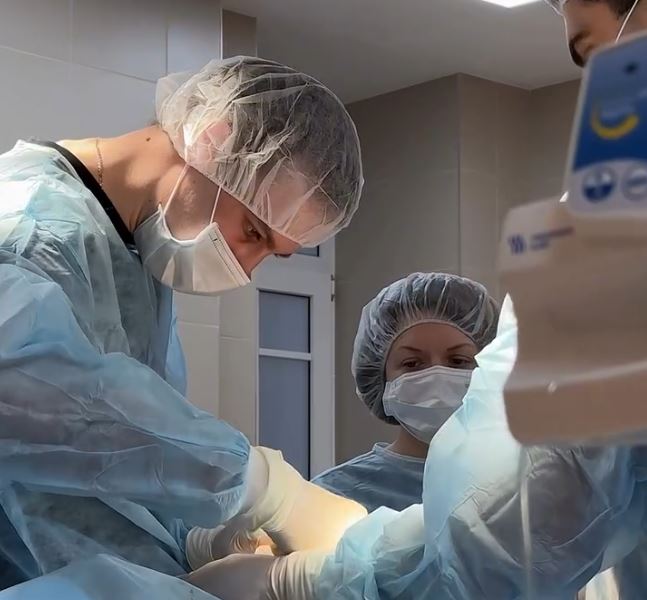 Ранее я рассказывал вам о моей пациентке, после лактации и похудения, у нее птозированные молочные железы, то есть молочные железы опустились. 